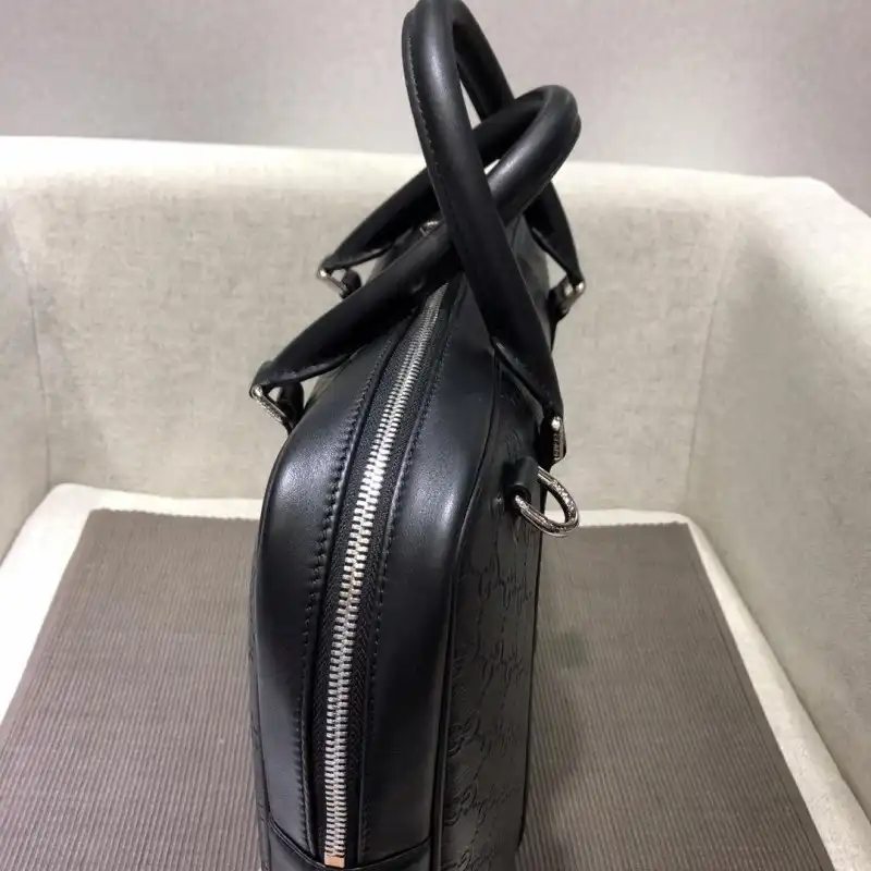 G*u*i bags 1917m0067